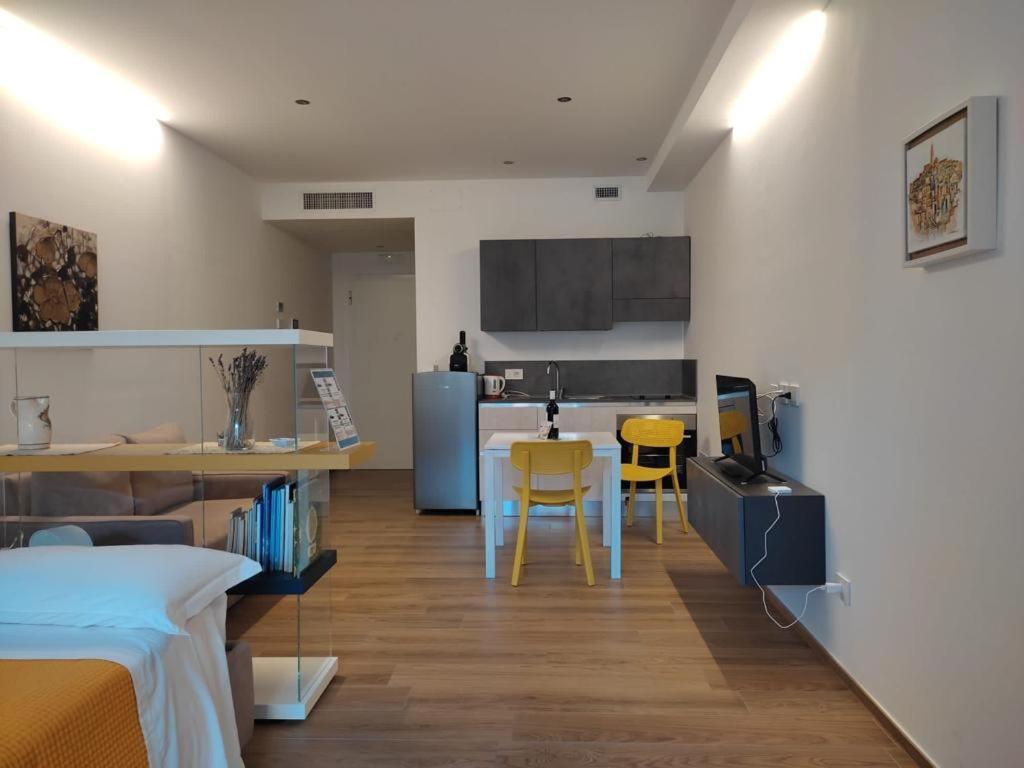 Domus13-With Private Parking Appartement Bari Buitenkant foto